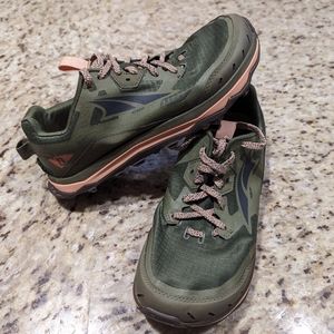 Altra Lone Peak 6 trail running sneaker